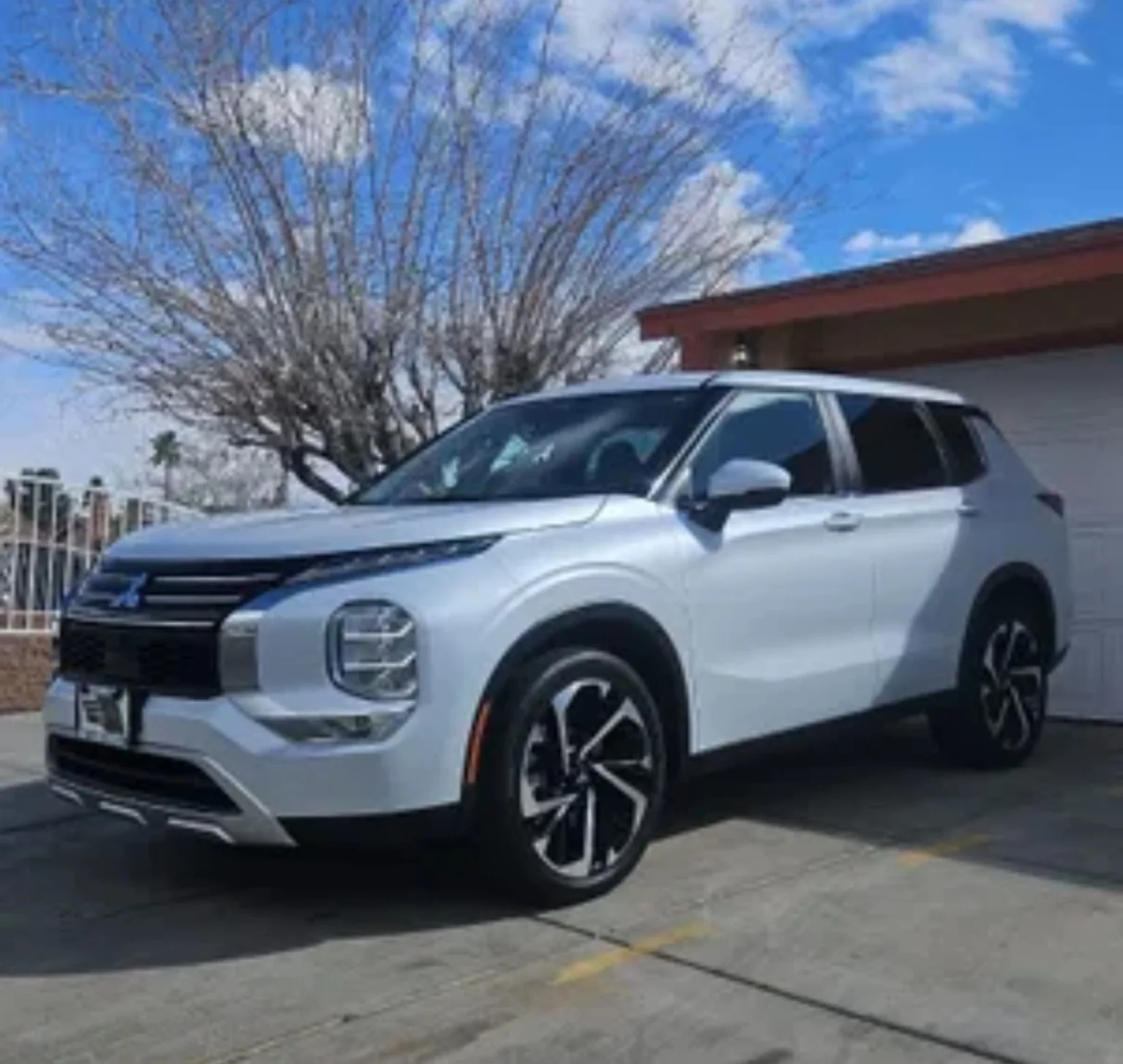 The 23, 2023 Mitsubishi Outlander SE
